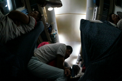 中国旅行記＠蘭州～上海列車の旅。夜は座席の下に転がり込んで雑魚寝。実は座って寝るより楽ちんなのですｗ