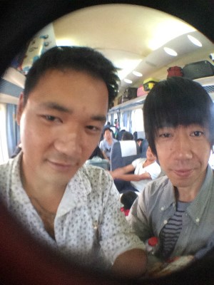 中国旅行記＠蘭州～上海列車の旅。早朝の列車内の様子。無錫で下車予定の人と寝ぼけなまこで記念撮影