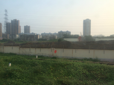 中国旅行記＠蘭州～上海列車の旅。車窓風景。もう新疆や甘粛省独特の雰囲気がなくなって、中国らしい街並み＆風景が車窓越しに広がっていた