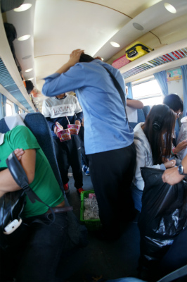 とまとじゅーす的中国旅行記＠蘭州～上海列車の旅。車掌がゴミ回収＆掃除に勤しんでいた