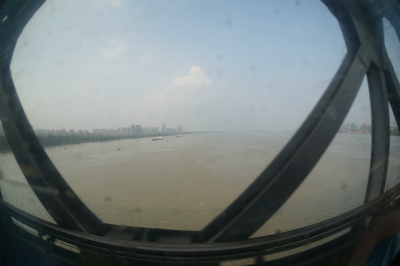 中国旅行記＠蘭州～上海列車の旅。南京市郊外、南京長江大橋を渡った時の車窓風景。長江は広い！