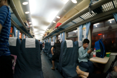 中国旅行記＠蘭州～上海列車の旅。南京を超えた辺りで座席に余裕が出来、席無しの人達もくつろぎモードに突入！
