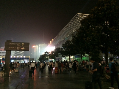 中国旅行記＠蘭州～上海列車の旅無事に終了！ほぼ毎日通勤時に通過していた上海の夜の上海駅