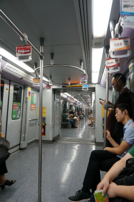 中国旅行記＠上海駅から地下鉄4号線で浦東大道駅へ向かう。地下鉄の車両内の様子。綺麗です