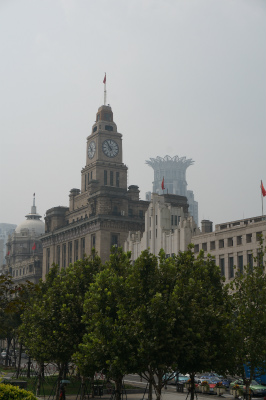 中国旅行記＠上海の観光名所、外灘（バンド）地区の時計が印象的な歴史的建築物