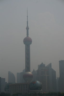 中国旅行記＠上海の観光名所、外灘（バンド）地区から東方明珠電視塔を眺める