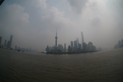 中国旅行記＠上海の観光名所、外灘（バンド）地区、黄浦江と東方明珠電視塔のある金融地区をNEX-5Tと魚眼レンズで撮影した風景