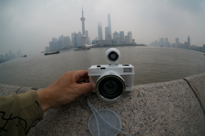 中国旅行記＠上海の外灘（バンド）で黄浦江と対岸の東方明珠電視塔をタイムラプス撮影。個人的に今まで使っていたLomo Fisheye2の最後の晴れ舞台にふさわしい場所だと思ったのでついでに撮影