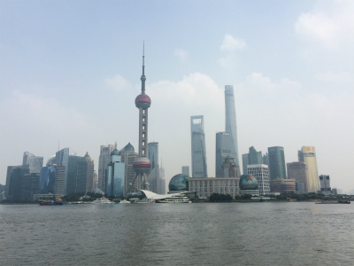 中国旅行記＠上海の観光名所、外灘（バンド）地区、黄浦江と対岸の東方明珠電視塔。ここに来る度に歳だけ取って行くのを自覚する