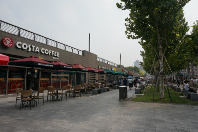 中国旅行記＠上海の外灘（バンド）のカフェやコンビニが集まっている一角