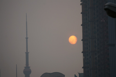 中国旅行記＠上海の南京東路周辺から東方明珠電視塔に落ちる夕日を眺める