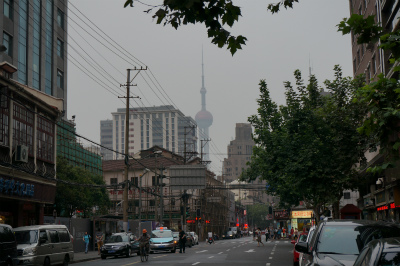 とまとじゅーす的中国旅行記＠上海の福州路から東方明珠電視塔が見えた