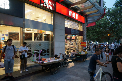 中国旅行記＠上海の人民広場～南京東路周辺を同僚と美味しそうな日本食のお店がないかどうか探して彷徨う