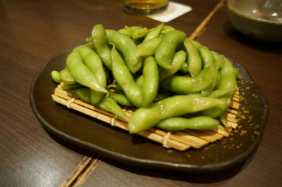 中国旅行記＠上海の南京東路にある「宏伊国際広場」というデパートの6階にある和民で同僚と久しぶりに飲む。枝豆を食す