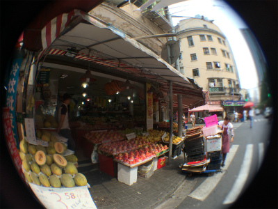 中国旅行記＠上海観光、人民広場、福州路付近の路地の風景。果物屋