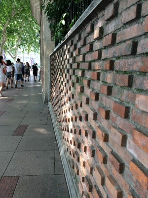 中国旅行記＠上海観光、人民広場付近のオールド上海っぽい壁が印象的場所
