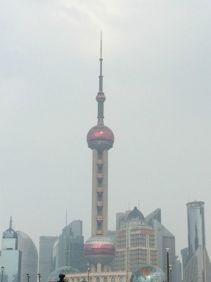 中国旅行記＠上海観光、外灘（バンド）から東方明珠電視塔を眺める
