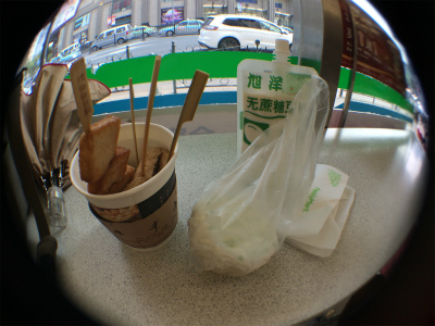 中国旅行記＠上海観光、豫園駅付近にあるファミマでおでんとニラ玉まん、無糖の豆乳を食す