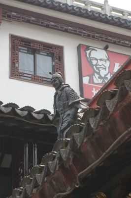 中国旅行記＠上海の観光名所、豫園傍にある上海城隍廟の屋根に飾られた武将の像とKFCのカバンが全くマッチしていないｗ