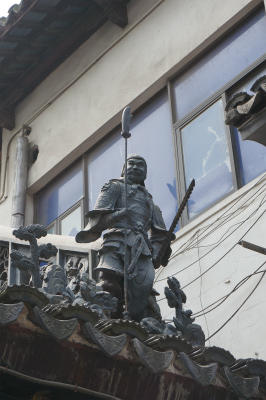 中国旅行記＠上海の観光名所、豫園傍にある上海城隍廟の屋根に飾られた武将の像