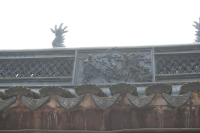 中国旅行記＠上海の観光名所、豫園傍にある上海城隍廟の屋根の装飾
