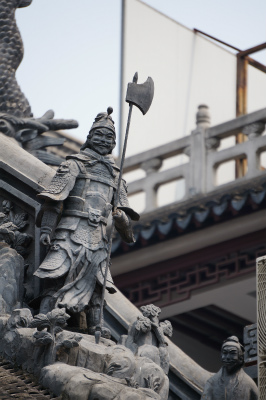 とまとじゅーす的中国旅行記＠上海の観光名所、豫園老街にある上海城隍廟の屋根に飾られた武将の像
