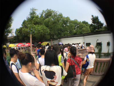 中国旅行記＠上海観光、豫園傍の九曲橋はいつも観光客でごった返している