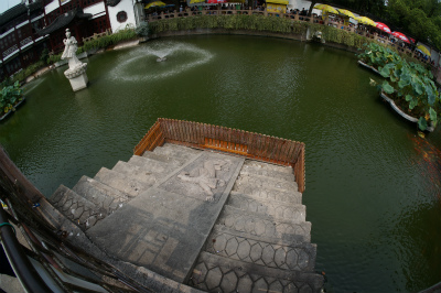中国旅行記＠上海観光、豫園傍の九曲橋の池にある湖心亭前から池を眺める