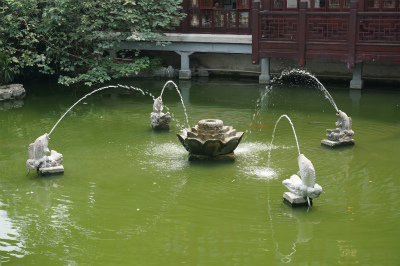 とまとじゅーす的中国旅行記＠上海観光、豫園傍の九曲橋の池の風景