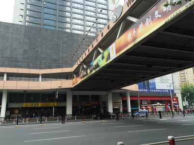 中国旅行記＠上海観光、上海駅傍の嘉里不夜城デパート付近の歩道橋