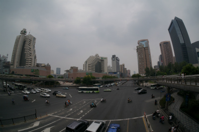 中国旅行記＠上海観光、上海駅傍の天目西路と恒豊路の交差点からビルと空を眺める。大都会でも空と道が広いｗ