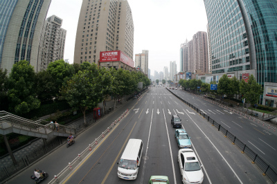 中国旅行記＠上海観光、上海駅傍の天目西路と恒豊路の交差点からビルと空を眺める