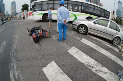 中国旅行記＠上海観光、ユースホステルへの帰り道、浦東大道で電動バイクと自動車の衝突事故を目撃