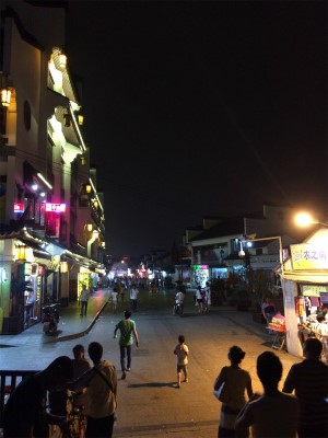 とまとじゅーす的中国旅行記＠上海観光、夜の千年古鎮、七宝老街。ライトアップされた建物が虚空の上に築かれた儚さを感じさせる。この廃頽感がダメ人間にはよく似合う