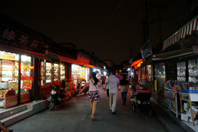 とまとじゅーす的中国旅行記＠上海観光、夜の千年古鎮、七宝老街。仕事が終わった友人と再会し、夜の七宝老街を二人で散歩