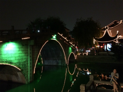 とまとじゅーす的中国旅行記＠上海観光、夜の千年古鎮、七宝老街。仕事が終わった友人と再会し、夜の七宝老街を二人で散歩。石橋や建物のライトアップがきれい