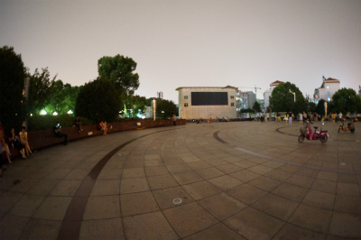 とまとじゅーす的中国旅行記＠上海観光、夜の千年古鎮、七宝老街から七宝駅付近の広場へやって来た。やはりNEX-5Tは安くてもAPS-Cサイズのセンサー搭載ミラーレス一眼なので、手持ちでも安物のレンズとコンバージョンの魚眼レンズでもiPhone 5Sよりは夜景もそこそこ綺麗に撮影出来る