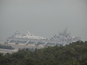 中国旅行記2017年＠大連・旅順観光、白玉山塔から旅順港に停泊中の軍艦が見えました