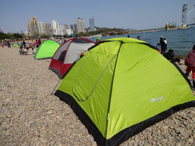 中国旅行記2017年＠大連観光、星海公園の海辺でテントを張る人達