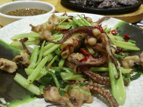 中国旅行記2017年＠大連観光、職場付近の韓国料理のお店で職場の人達と適当に食す。イカ料理