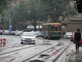 大連観光旅行＠大連の繁華街、兴工街で201路のレトロな路面電車の車両を撮り鉄
