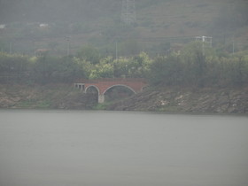 大連観光旅行＠雨の日の西山水庫（ダム）の風景、眼鏡橋