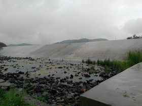 大連観光旅行＠雨の日の西山水庫（ダム）の風景、堰堤付近