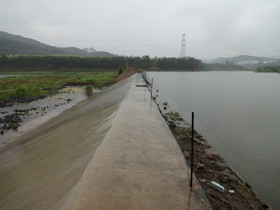 大連観光旅行＠雨の日の西山水庫（ダム）の風景、堰堤の上