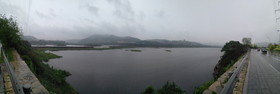 大連観光旅行＠雨の日の西山水庫（ダム）、金家沟の対岸からダムをパノラマ撮影