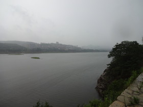 大連観光旅行＠雨の日の西山水庫（ダム）、金家沟の対岸からダムを眺める