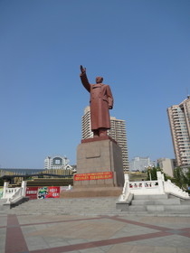 丹東観光＠丹東駅前にある毛沢東主席の像