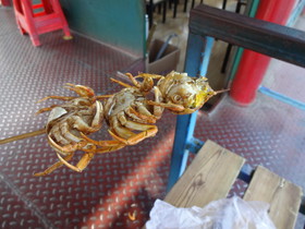 丹東観光＠丹東、鴨緑江で採れたモクズガニの串揚げ