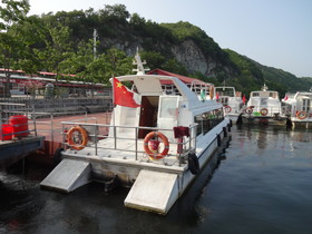 丹東観光＠丹東、中国国旗はためく遊覧船
