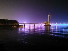 大連・丹東観光＠ユースホステル裏の星海公園からライトアップされた星海湾大橋を眺める